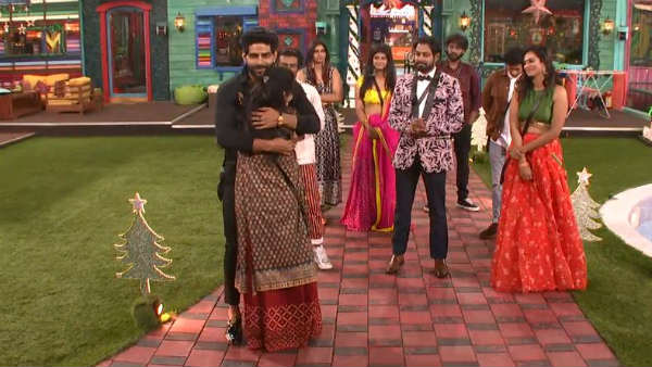 ஹவுஸ்மேட்களை கட்டியணைத்து ஹவுஸ்மேட்களை கட்டியணைத்து