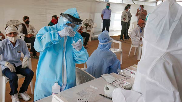 படக்குழுவிடம் விசாரணை 