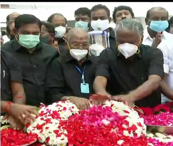 நினைவிடத்தில் அஞ்சலி 