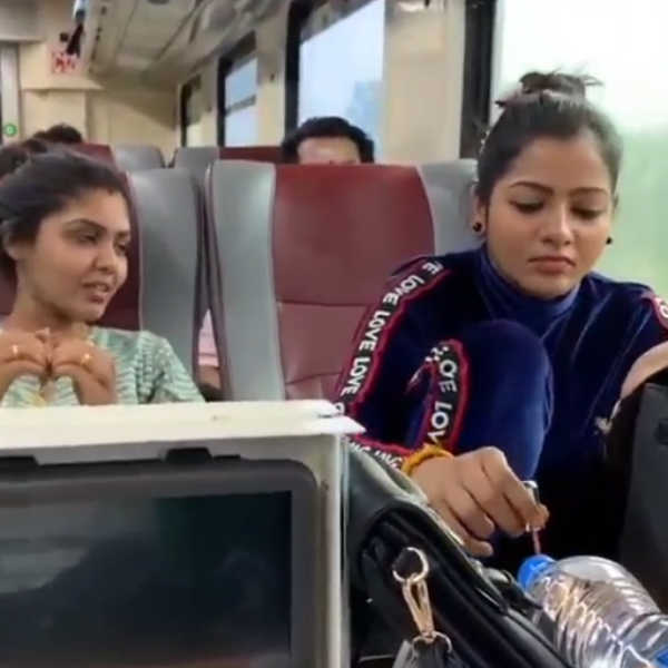 நெயில் பாலிஷ் போடும் சித்து