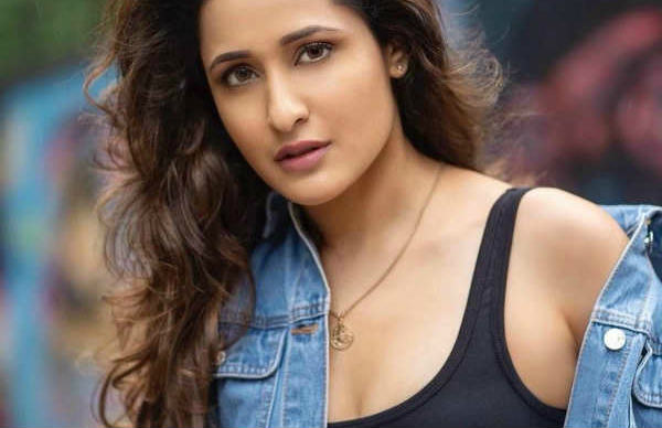 படத்திலிருந்து விலகி