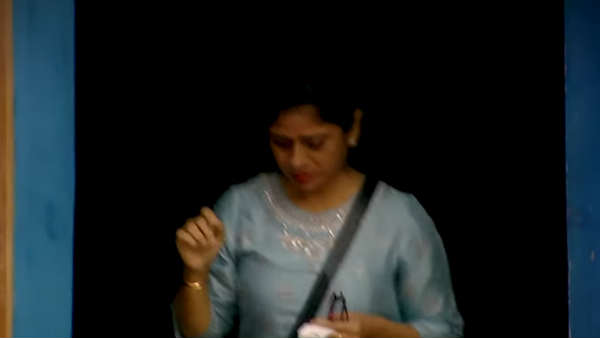 கட்டியணைத்து கதறல் 