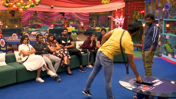 ஆரியை வெளியேற்ற