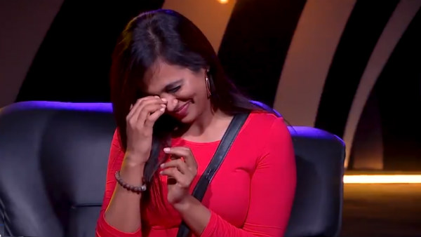 நெளியும் ரம்யா