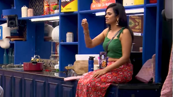 தொப்புளைக் காட்டி 