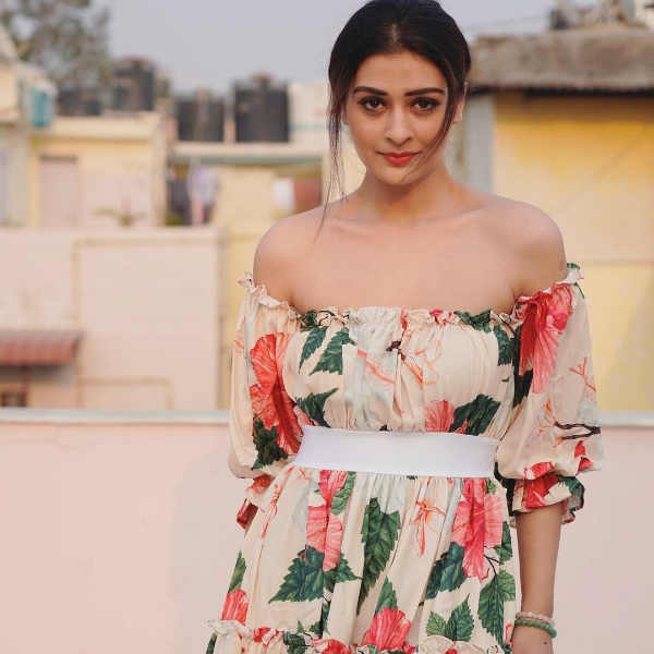 இளசுகளை உசுப்பேத்தும்