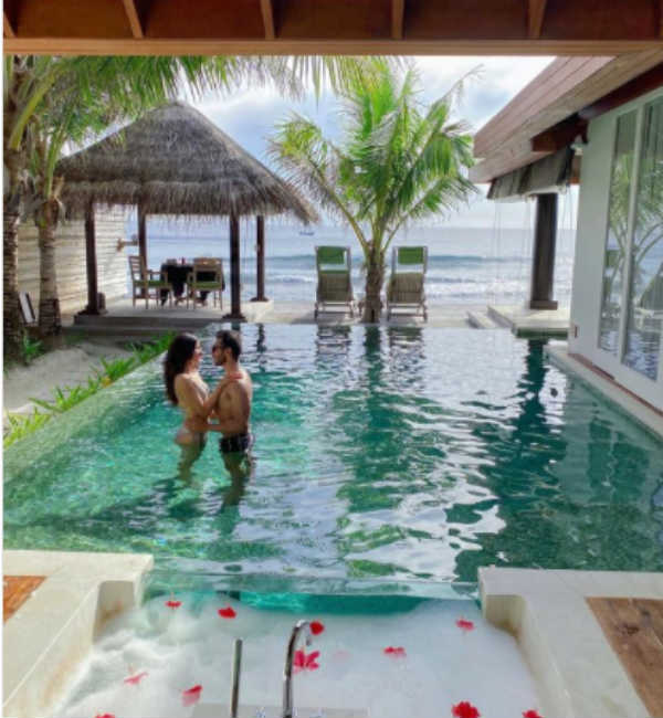 காதலருடன் நீச்சல் குளத்தில்