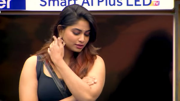 சிரித்த ஷிவானி 