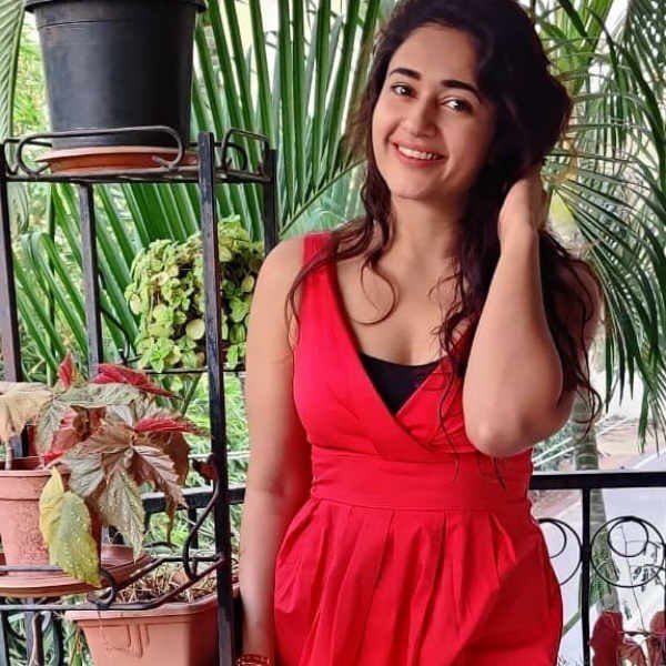 சிவப்பு நிற குட்டி ட்ரெஸ்ஸில்