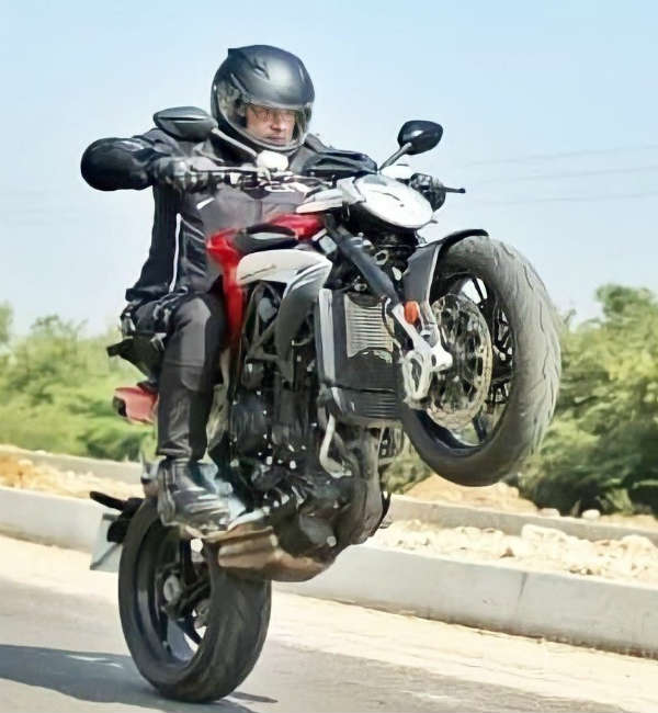 போலீஸாக அஜித் போலீஸாக அஜித்