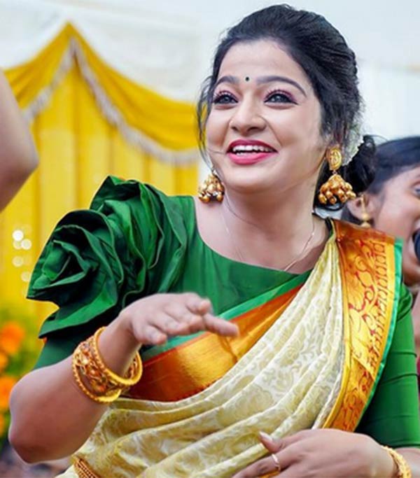 சந்தேகம் கிளப்பும் சக நடிகைகள்