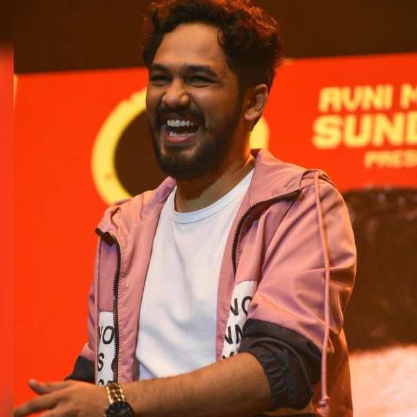 மேடை நிகழ்ச்சிகளிலும்