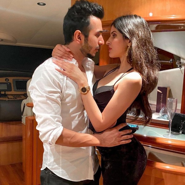 காதலருடன் நெருக்கமாக 