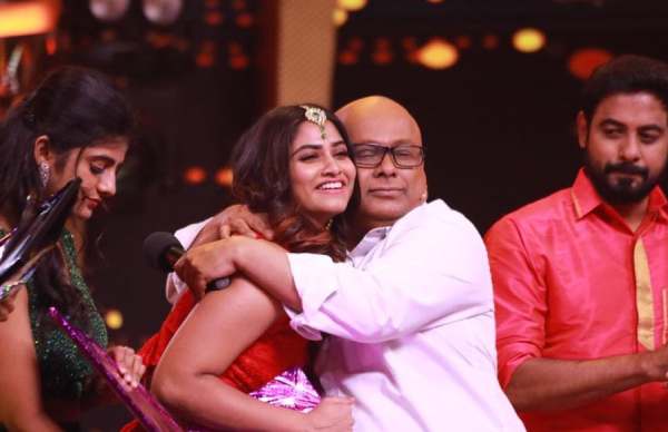 காதில் ஏதோ சொல்கிறார் 