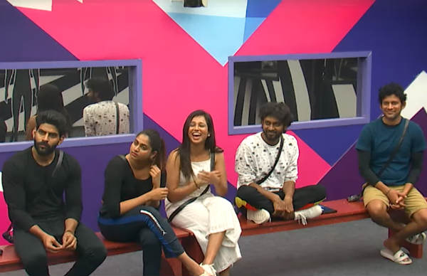 மொத்த பேரும் சேர்ந்து.. மொத்த பேரும் சேர்ந்து..