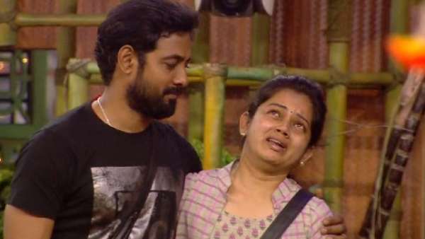 ஆரியை அணைத்து முத்தம் 