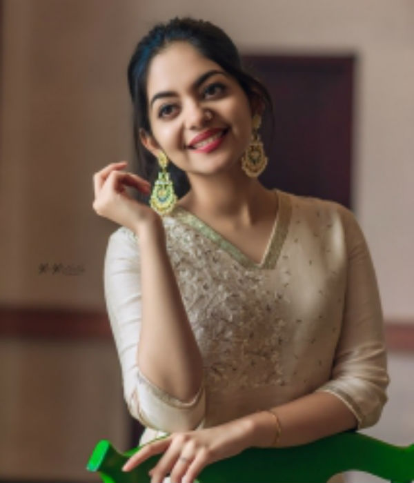 தாண்டி குதித்தார் 