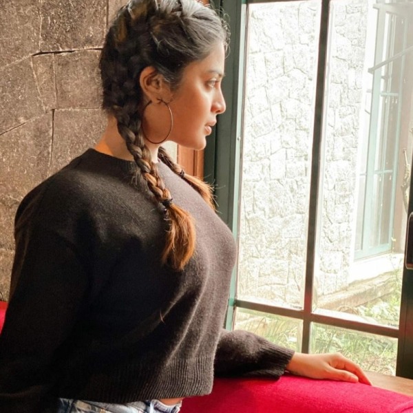 கவர்ச்சியை கையில் எடுத்து