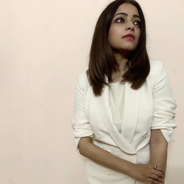 பாடகியாகவும்