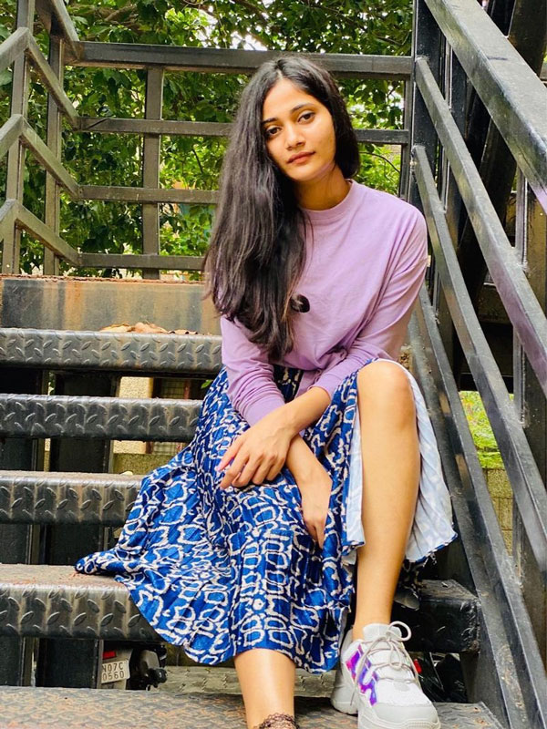 தொடையை காட்டிக்கொண்டு 