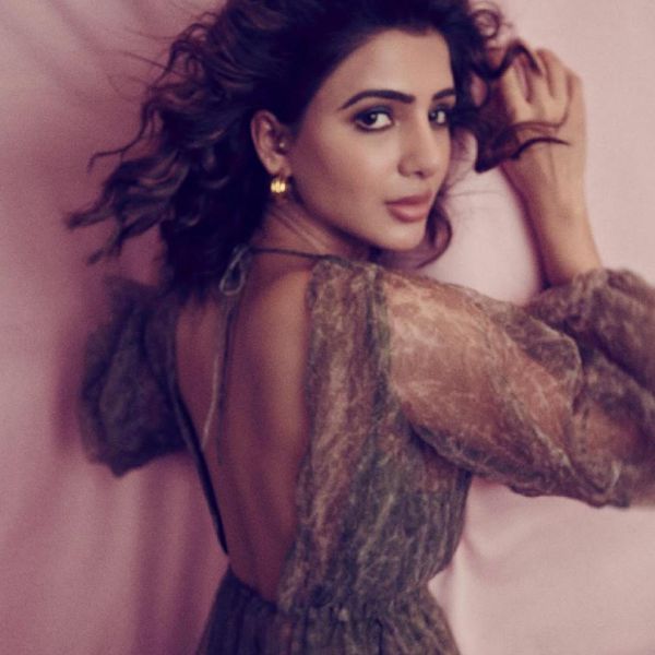 முதுகை காட்டி 