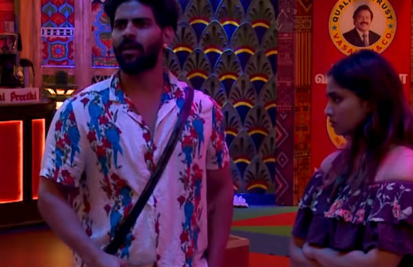  தலையணையை தூக்கியடித்து.. 