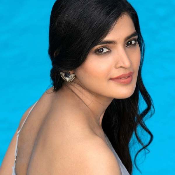 இளமைத் துள்ளலுடன் இளமைத் துள்ளலுடன்