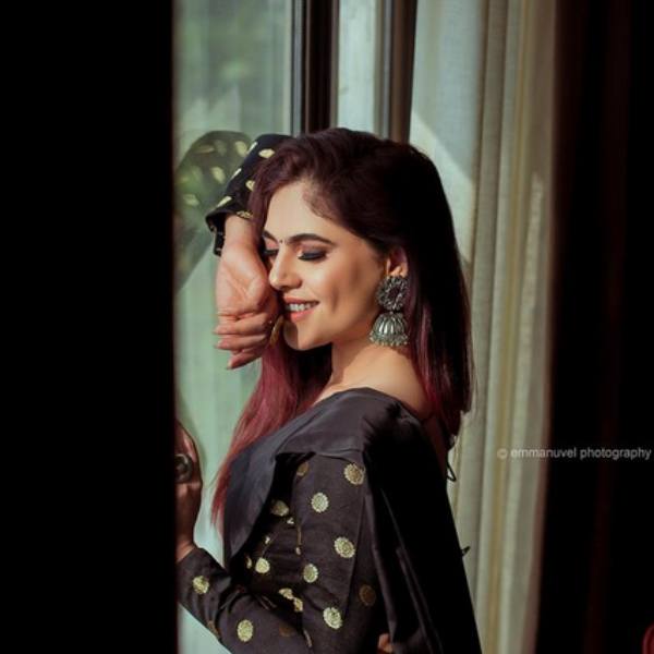 கருப்பு நிற சேலையில் கருப்பு நிற சேலையில்