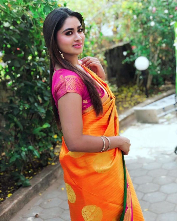 குடும்ப குத்து விளக்காய்.. 