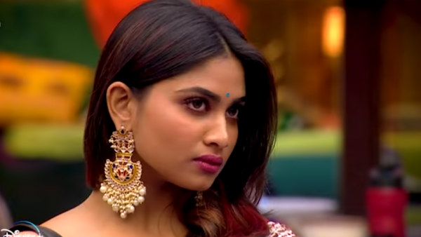 வெளியே வந்து பார்க்கிறேன்