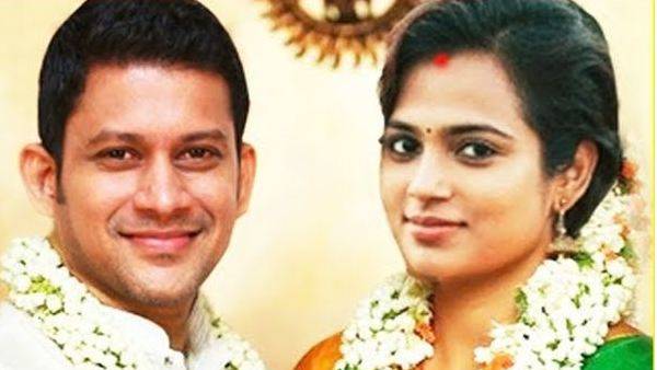 மணமக்கள் கோலத்தில் 