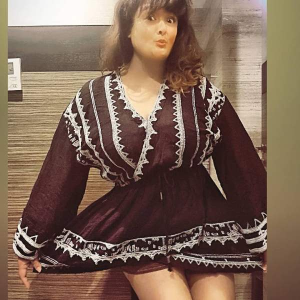 அதிகமாக ரசிக்கிறார் 