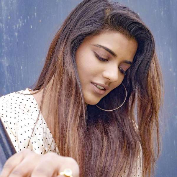 ஏஞ்சல் போன்று போஸ் ஏஞ்சல் போன்று போஸ்