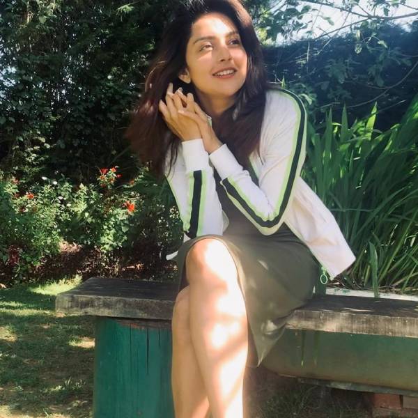 குட்டை பாவாடையில்