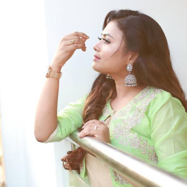 அழகிய தொகுப்பாளினி 