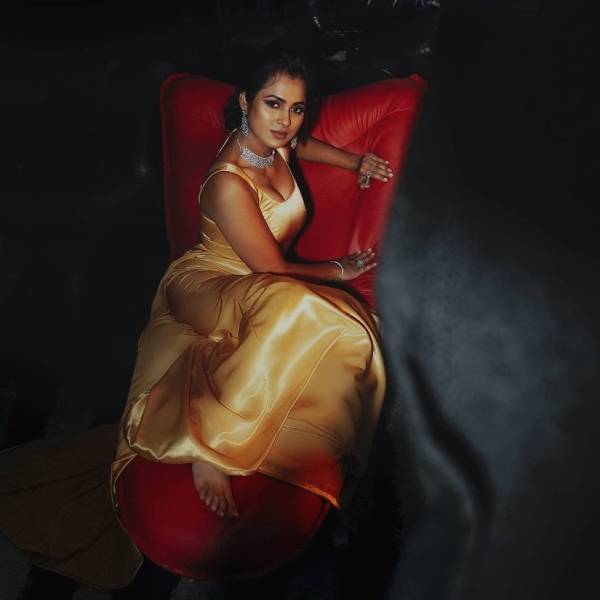 கோல்டன் காஸ்ட்யூமில்