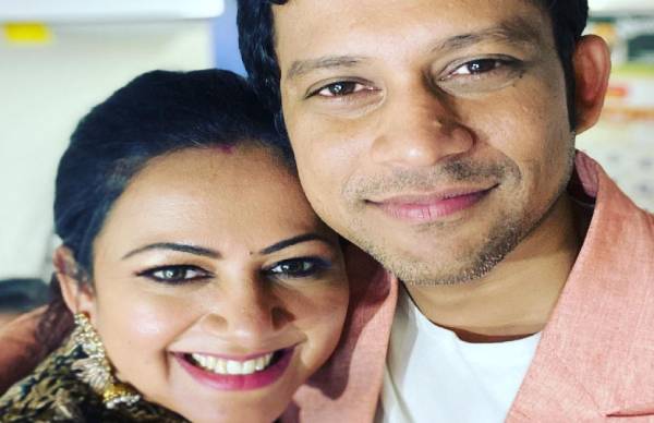 சிறிய புன்னகையுடன்.. 