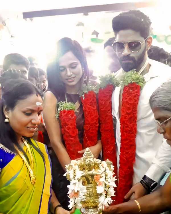 புடவை வேட்டியில் ஜோடியாக போஸ் 