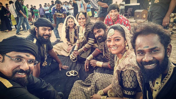 குட்டி குதிரையுடன் க்யூட்டாக