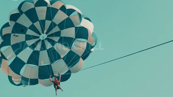 பாராசூட்டில் பறந்தபடி 