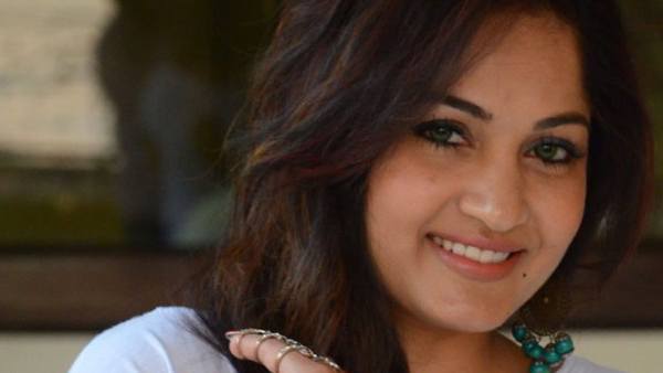 ஆபாசமாக 