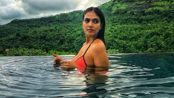 நீச்சல் உடையில்