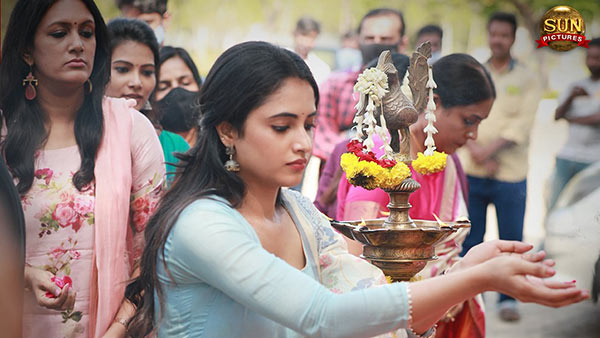 பூ போட்ட ஹீரோயின் பூ போட்ட ஹீரோயின்