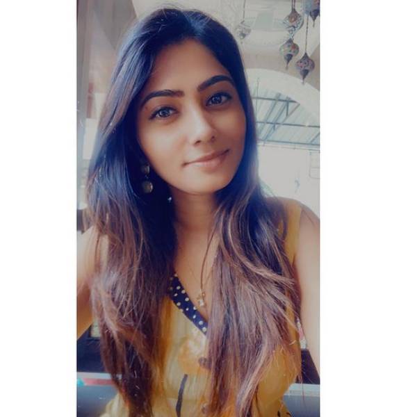 நாய்க்குட்டியுடன் கொஞ்சல் 