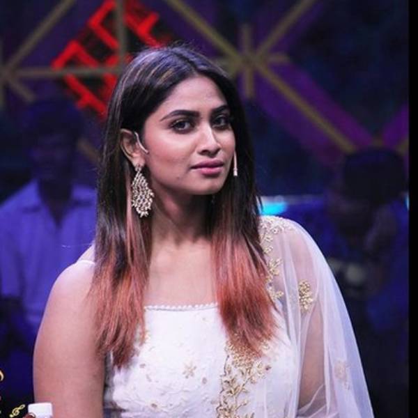 கிழித்து விட்ட அகிலா 