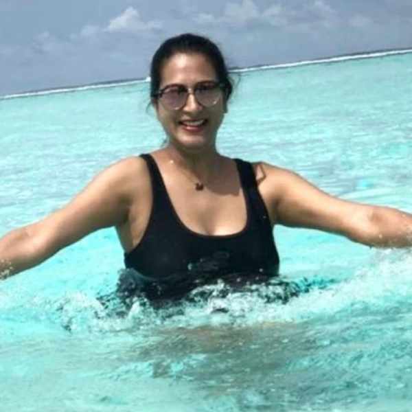 கருப்பு பிகினியில்