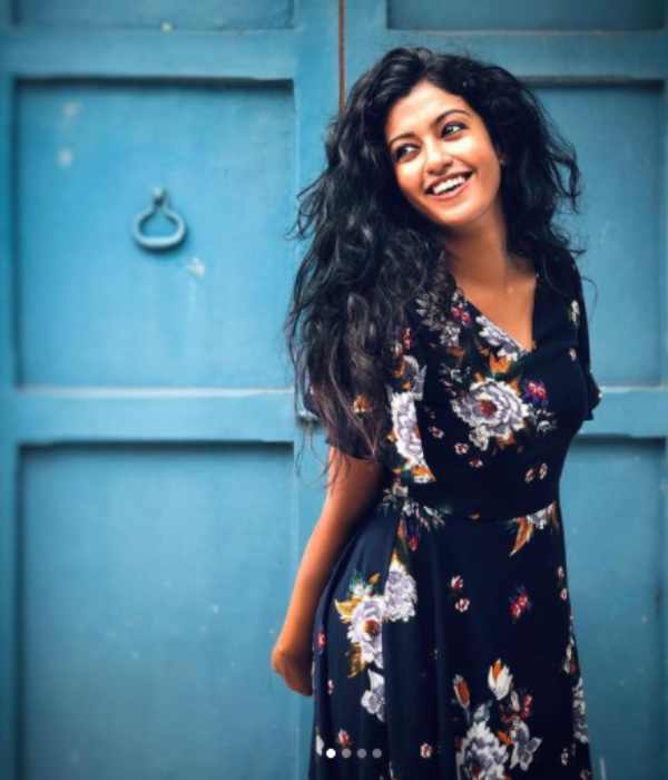 கண்ணிமைக்க மறுக்கும் ரசிகர்கள் 