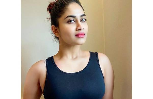 தொப்புளைக் காட்டி.. 