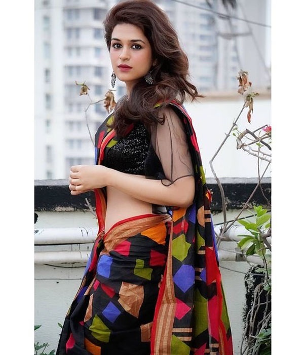 தொப்புள் தெரிய 