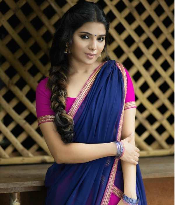 ஆத்மிகா உடன் ரொமான்ஸ்